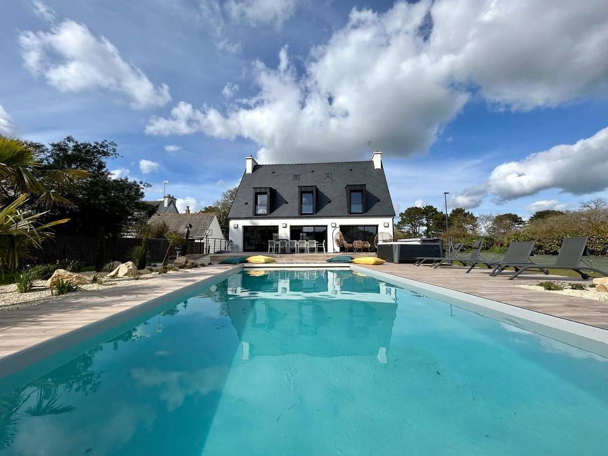 Superbe Villa à 200m de la plage tout confort avec piscine chauffée, couverte et spa in Mousterlin, Fouesnant
