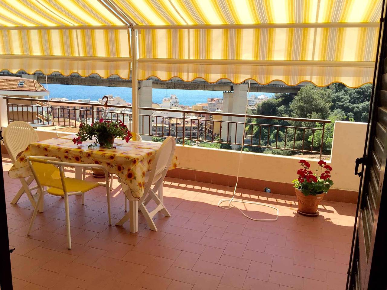 Ganze Ferienwohnung, Ferienwohnung mit Klimaanlage und 400 Meter vom Strand entfernt mit Terrasse  in Letojanni, Messina Provinz
