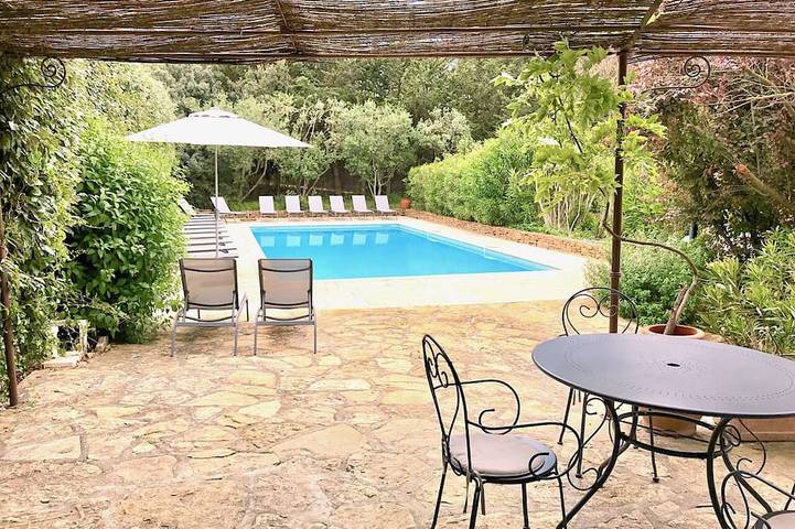 Gîte pour 4 personnes, avec Terrasse ainsi que Jardin et Piscine