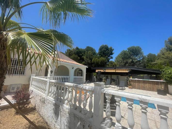 Alojamiento y desayuno para 2 personas, con Terraza y Jacuzzi además de Jardín y Piscina en Alfàs del Pi