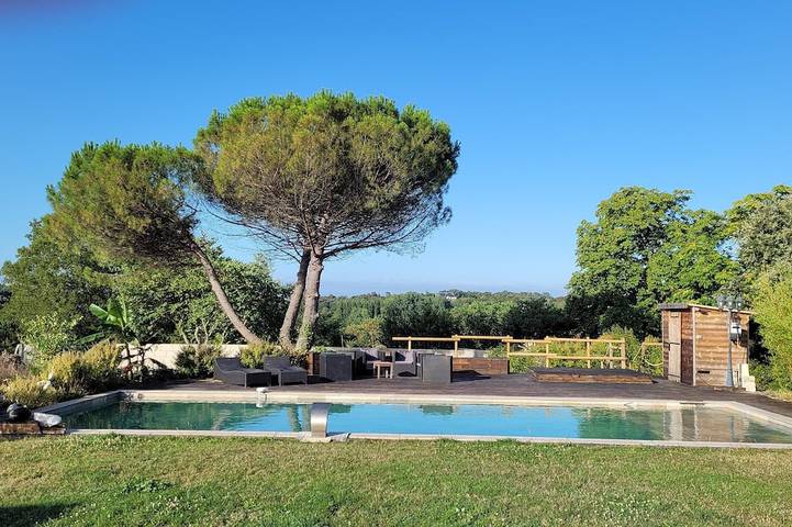 Location de vacances pour 8 personnes, avec terrasse et jardin à Saint-Brice