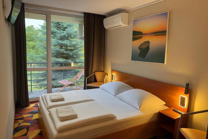 Apartament wakacyjny dla 2 osób, z widok na jezioro i balkon w Jezioro Białe