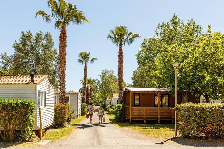 Camping für 4 Personen, mit Terrasse und Whirlpool sowie Garten und Kinderpool in Vias