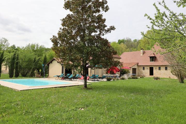 Location de vacances pour 10 personnes, avec jardin ainsi que terrasse et piscine à Monplaisant