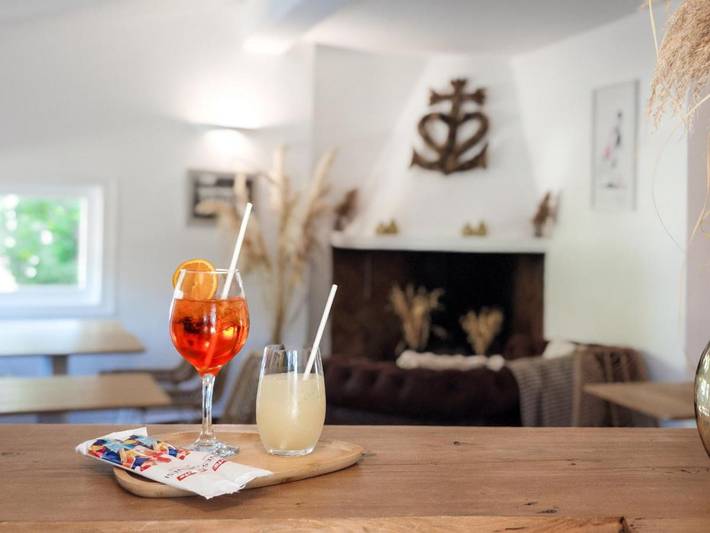 Hôtel pour 3 personnes, avec Terrasse ainsi que Jardin et Piscine dans Bac du sauvage - 2