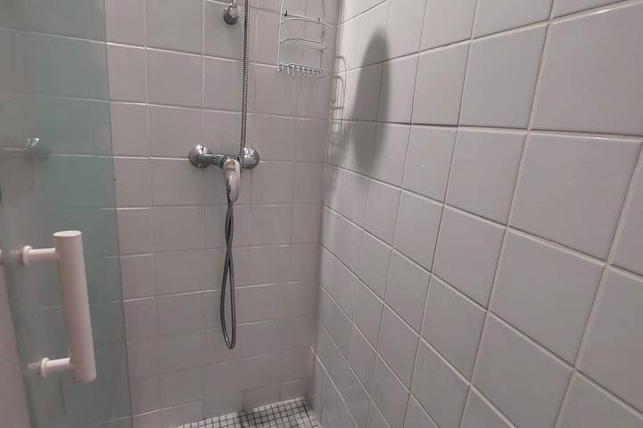 Appartement entier, Le Cosy Gaillard, 3 étoiles. Vue sur la ville et place de parking privée. in Brive-la-Gaillarde, Région de Brive-la-Gaillarde