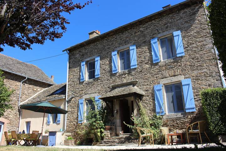 Gîte pour 8 personnes, avec piscine, adapté aux familles dans Lac de Pareloup