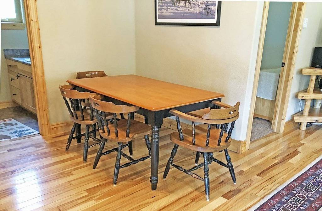 Atemberaubende Blockhaus umgeben von Bäumen in Black Hills