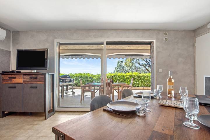 Geheel appartement, Appartement 'Appart Rez De Jardin Vue Mer' met zeezicht, privéterras en wifi in Cavalaire-sur-Mer, Middellandse Zeekust (Frankrijk)