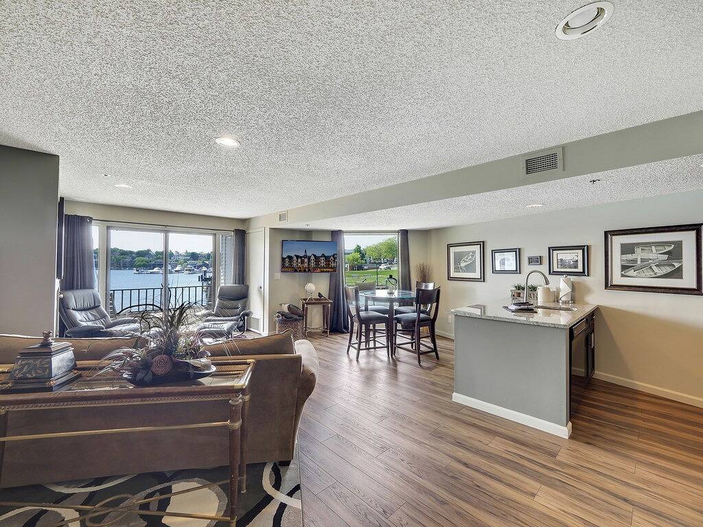 Ganze Wohnung, 114 Edgewater Inn Downtown Charlevoix | Pool, Hot Tub, Sauna | Sleeps 4 in Charlevoix, Charlevoix County