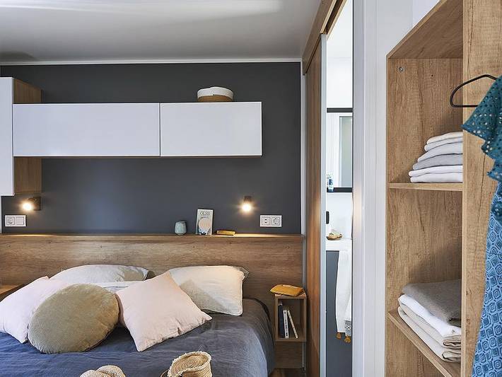 Flower Camping de l'Olivigne - Mobilheim 6 personen - Mobilheim Premium 38 m² 3 Zimmer + Terrasse 21m² + Tv + Lv + Klimaanlage + Plancha + 2 Bäder 6 Pers. in Bize-Minervois, Mittelmeerküste (Frankreich)