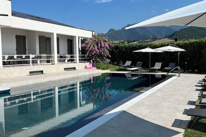 Villa Vista Lago Con Piscina Sulla Collina Di Salo’ Cir in Roè Volciano, Prealpi Gardesane