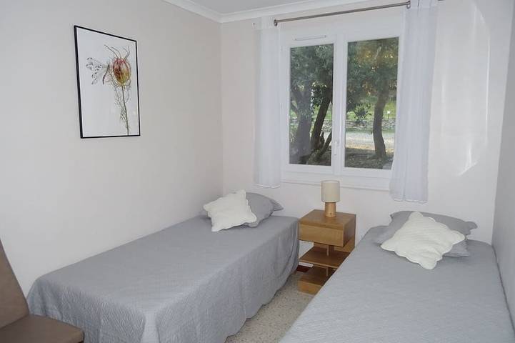 Location de vacances pour 6 personnes, avec terrasse et jardin à Lioux - 2