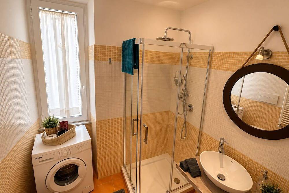 Entire apartment, Cozy apartment in charming Roma with refreshing Ac for your stay in Rome, Rome Province