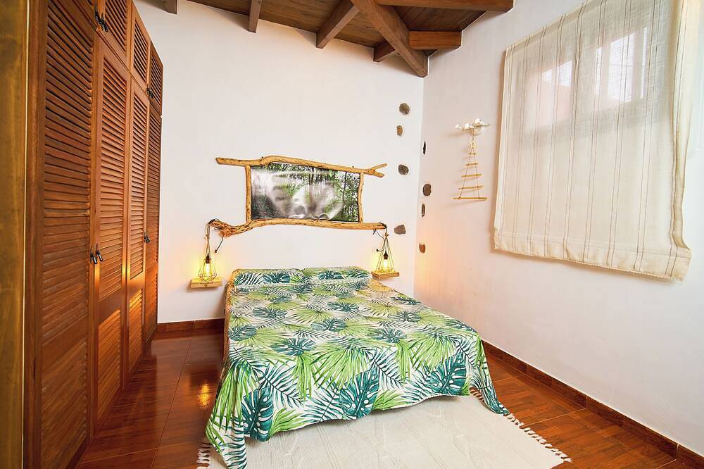 Villa Male, private heated pool, Bbq and gardens !!! in Los Silos, North Tenerife