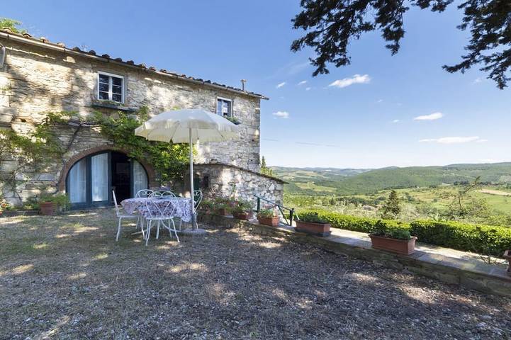 Gîte pour 10 personnes, avec terrasse ainsi que piscine et jardin
