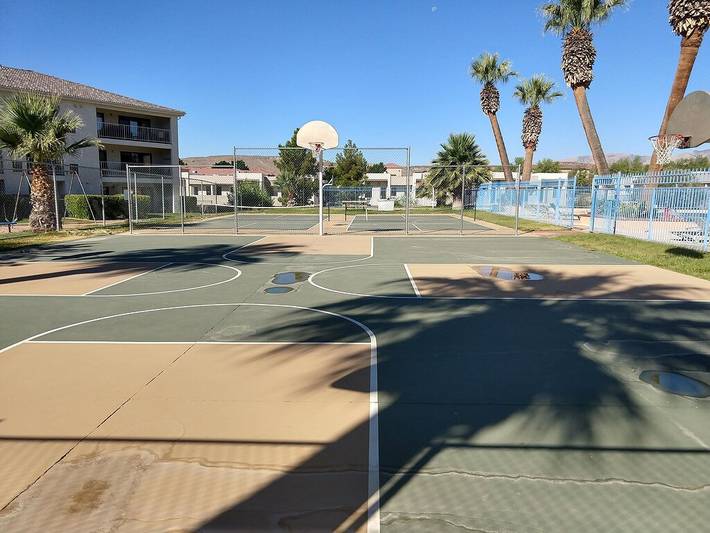 Vacation rental for 7 people, with hot tub and pool as well as balcony in Utah