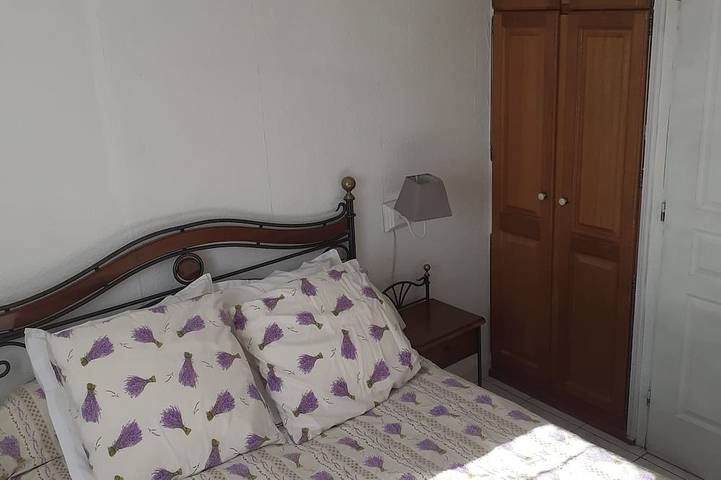 Appartement entier, Small, simple apartment in the heart of the Luberon countryside. in Bonnieux, Parc naturel régional du Luberon