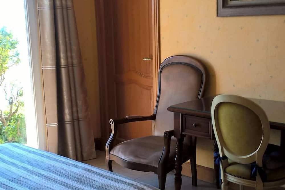 Entire apartment, La Varangue- Beautiful apartment 40m2, 2 rooms sea view heated pool  3 persons in Èze, Nice region