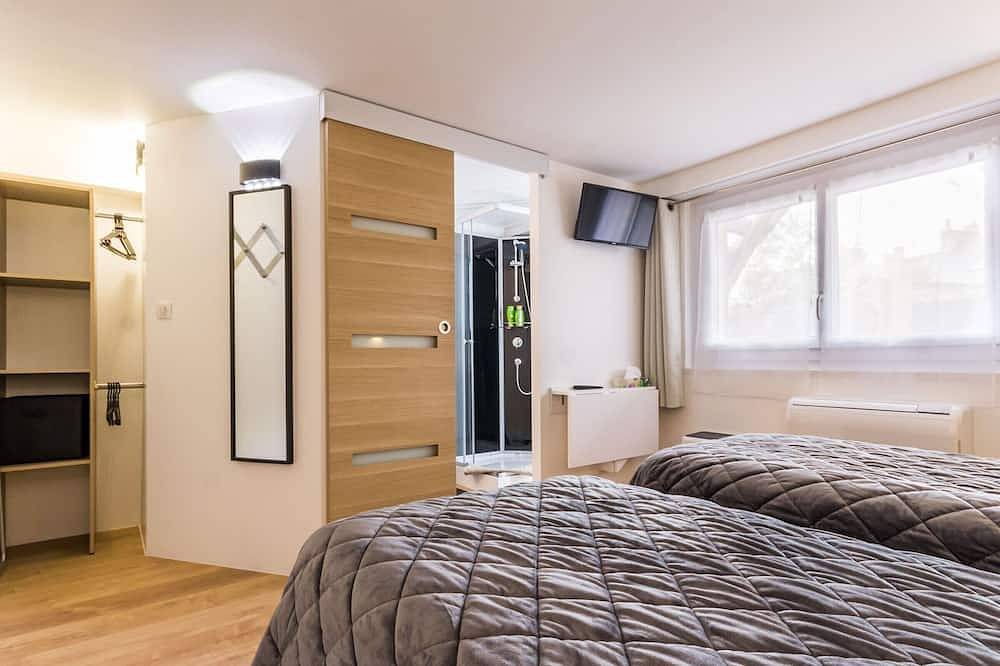 Maison de ville à St Nazaire, près du front de mer, climatisée, 3 chambres avec sdb privatives, Wifi in Saint-Nazaire, Côte d'Amour