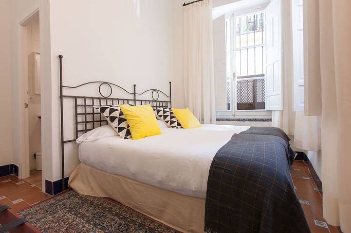 Apartamento entero, Patio de Tintes Sevilla Histórica 6 pax 3 dormitorios 3 baños Gran patio y salon in Casco Antiguo, Sevilla