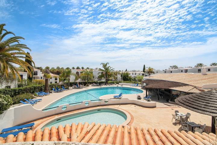 Appartement entier, Appartement de vacances 'São Rafael' avec piscine partagée, balcon privé et climatisation in Albufeira e Olhos de Água, District de Faro