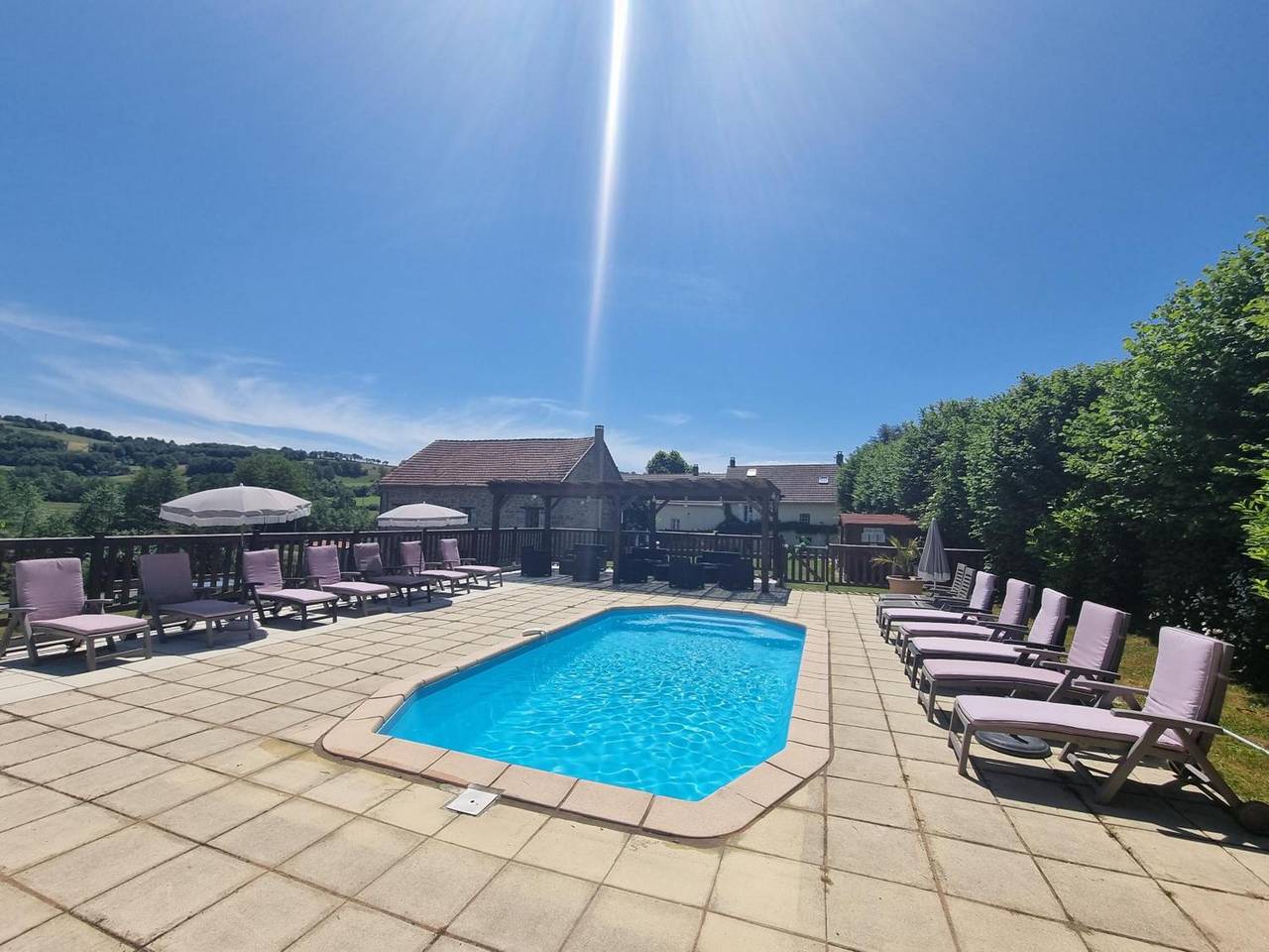 Landhaus 'Meadow View - Grande Gîtes' mit privatem Pool, privater Terrasse und Wlan in Janaillat, Guéret und Umgebung