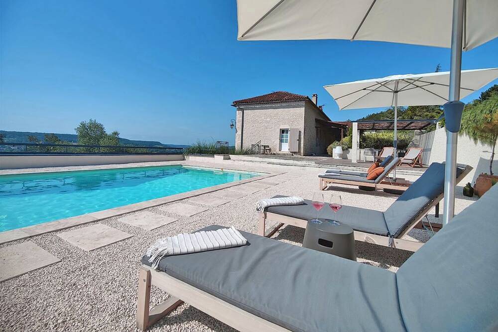 Appartement entier, Domaine Lapèze, hilltop house in the Lot with stunning views, walk to Montcuq. in Montcuq-en-Quercy-Blanc, Quercy