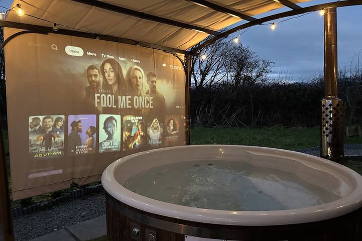 Log cabin for 4 people, with terrace and hot tub in North-Wales