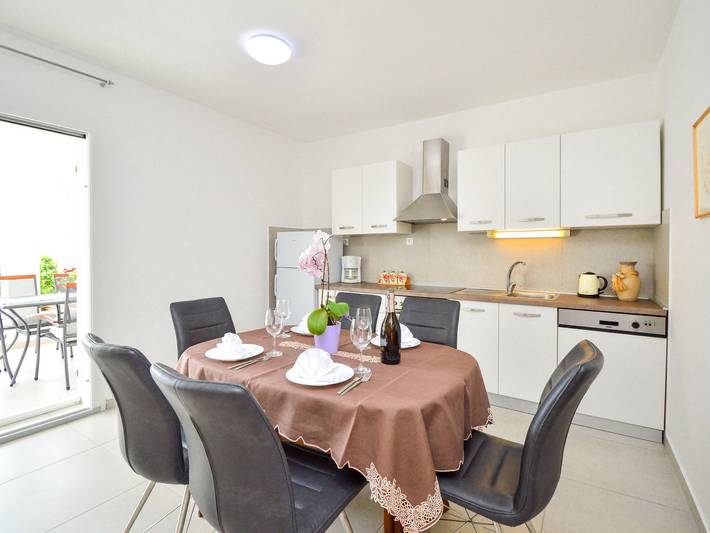 Location de vacances pour 8 personnes, avec terrasse et jardin à Tribunj - 3