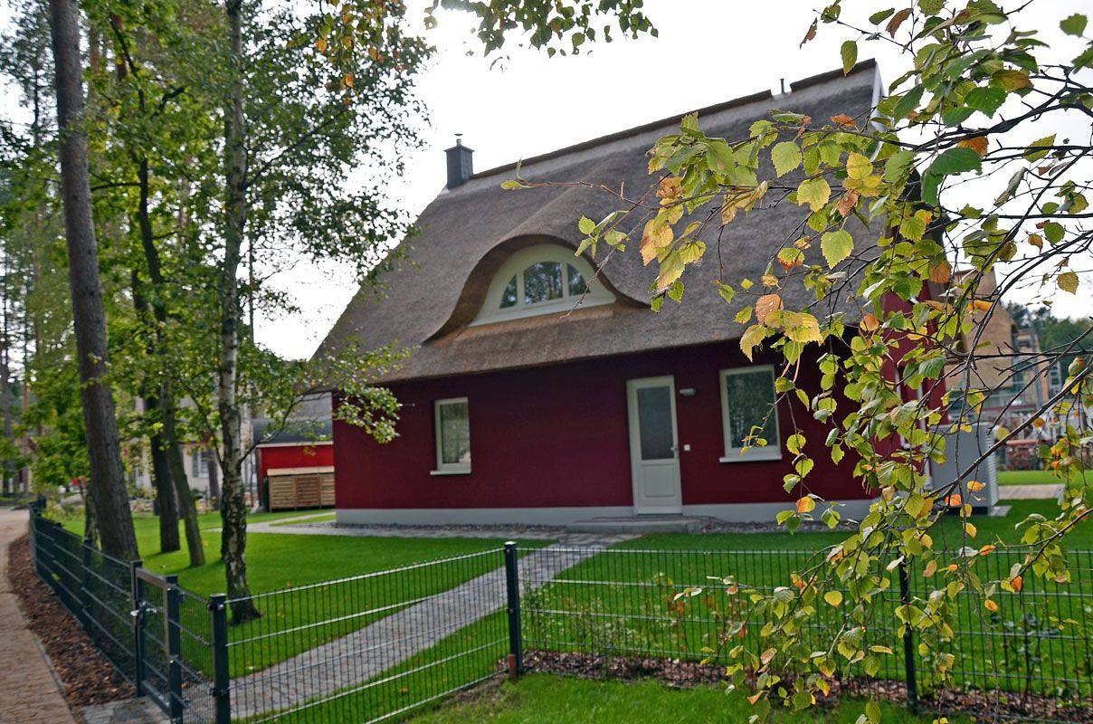 Ferienhaus mit Kamin und Sauna, ca. 300m zum Sandstrand, Haustiere willkommen in Ostseebad Glowe, Glowe