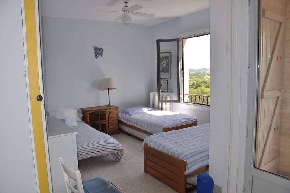 Large house with view, quiet, 10mn walk from town center in Uzès, Nimes region