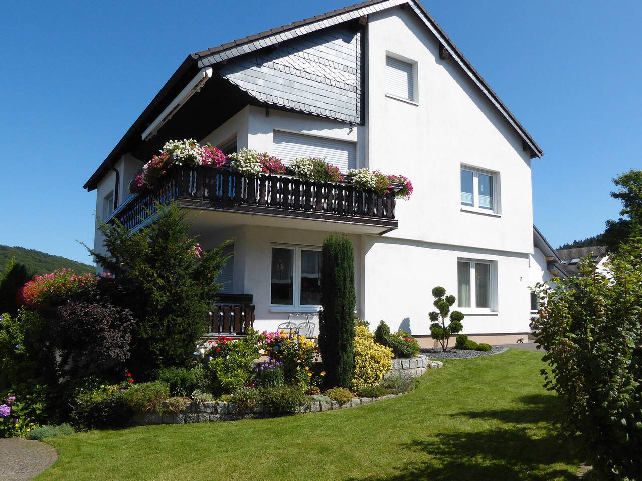 Ganze Wohnung, Ferienwohnung 'Waltraud, 105 qm' mit Panoramablick, privater Terrasse und Wlan in Hoppecke, Brilon