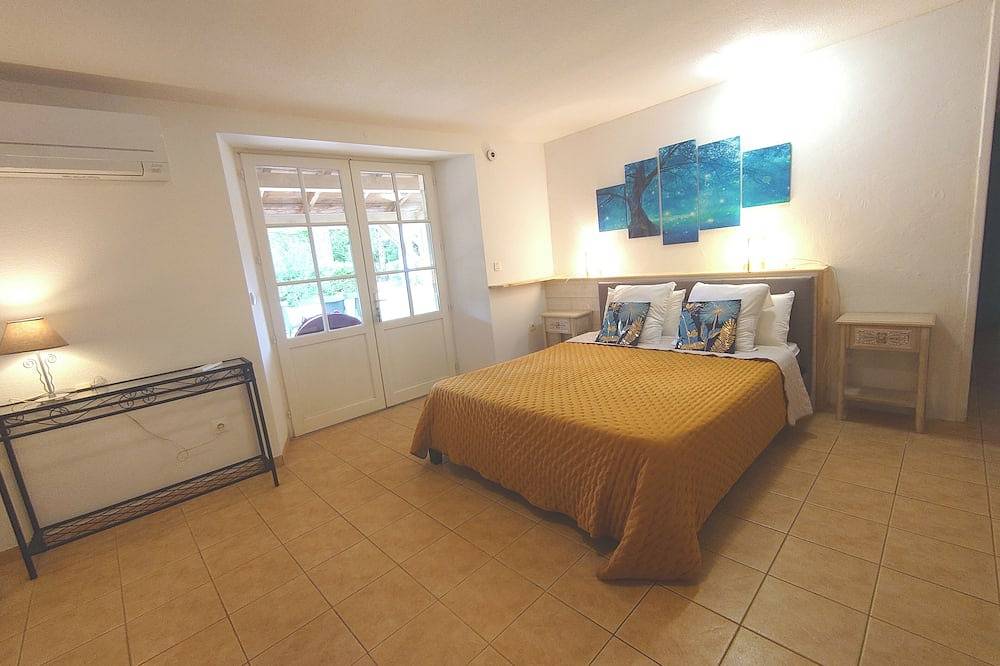 Gîte dans le Lot avec piscine couverte privative in Duravel, Quercy