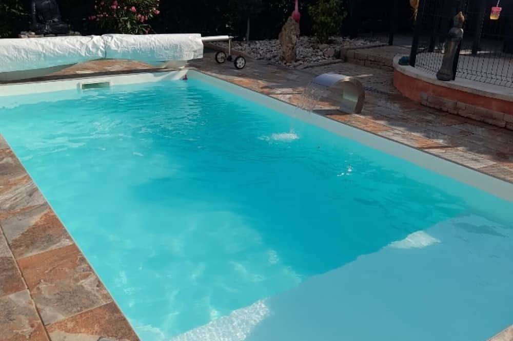 House Seasonal rental with swimming pool in Millau (Francia), Parc naturel régional des Grands Causses