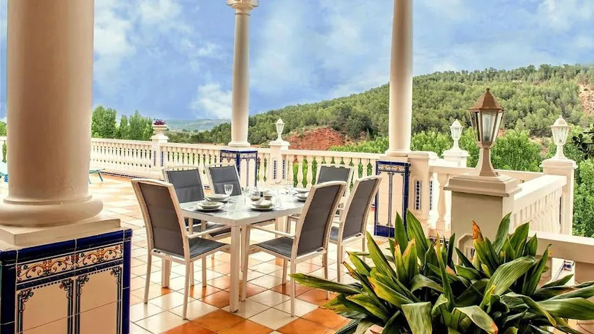 Ferienhaus für 7 Personen, mit Terrasse und Pool sowie Ausblick - 1