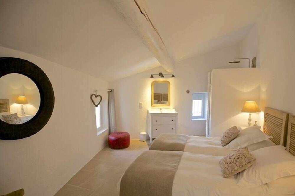 Heart Of Village 200 years home, fantastic view, resident parking , Conciergerie in Roussillon, Parc naturel régional du Luberon