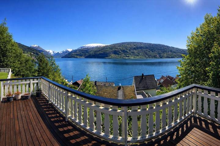 Feriehus for 4 personer, Balkong og Terrasse i tillegg til Hage og Utsikt i Stryn 