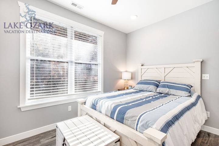 Vacation rental for 22 people, with terrace on Lake Ozark