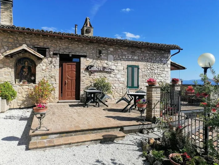Albergo a gestione familiare per 2 persone, con panorama e balcone nonché giardino - 1
