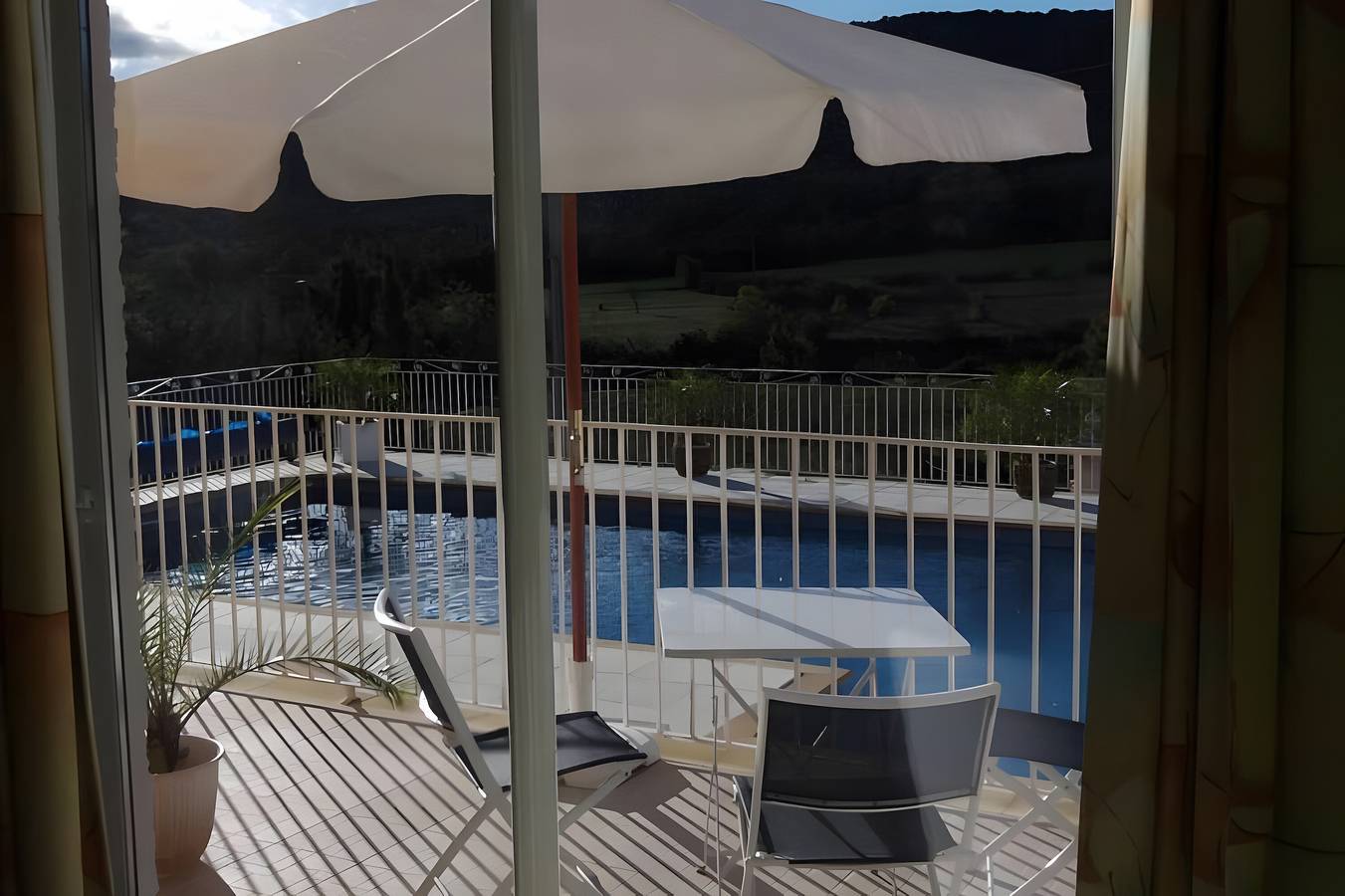 Wunderschöne Unterkunft im Süden der Ardèche mit Gipfeln in Lagorce, Ardèche