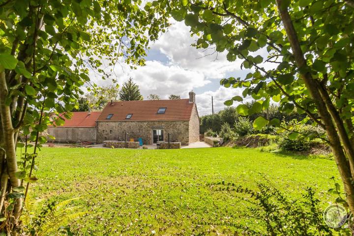 Gîte pour 6 personnes, avec sauna et terrasse ainsi que jardin et jacuzzi