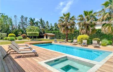 Gîte pour 8 personnes, avec piscine et terrasse à Maillane