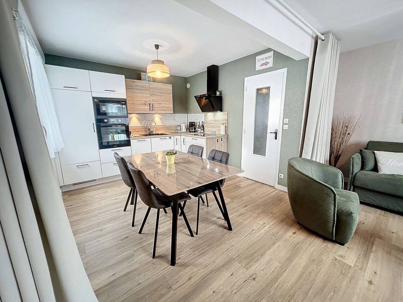 Entire apartment, Charming Renovated Apartment, Central Jullouville, 1 Bed, 4 Guests, Parking, 100m from Beach in Jullouville, Côte de la Déroute