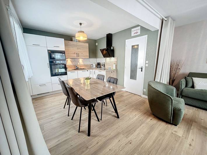 Appartement entier, Bel appartement rénové au cœur de Jullouville, 100m de la plage, 1 chambre, 4 couchages, parking privé in Jullouville, Côte de la Déroute