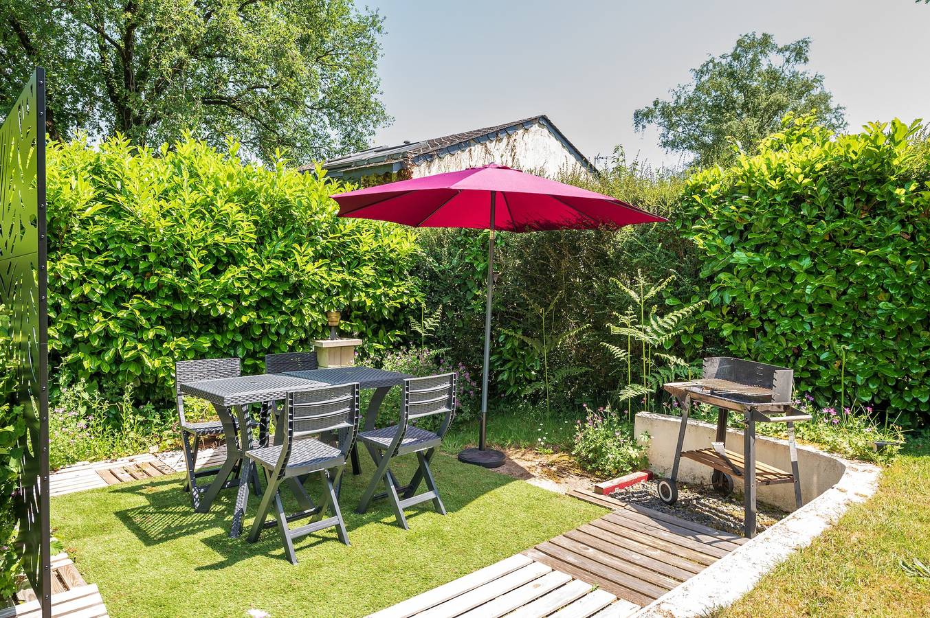Cottage „Le Nid de Tristan et Iseut“ mit privater Terrasse, Garten und Wlan in Plumelin, Pontivy und Umgebung