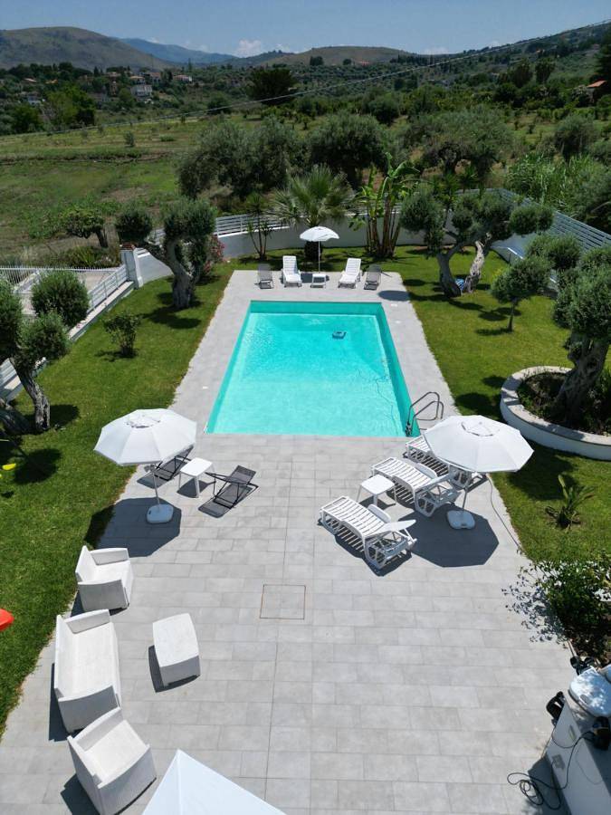 Villa für 8 Personen, mit Terrasse und Garten sowie Pool und Ausblick