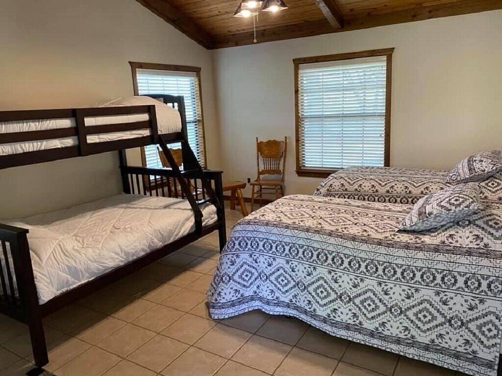 Longhorn Lake House - Arcridgeranchresort.com in Van Zandt County