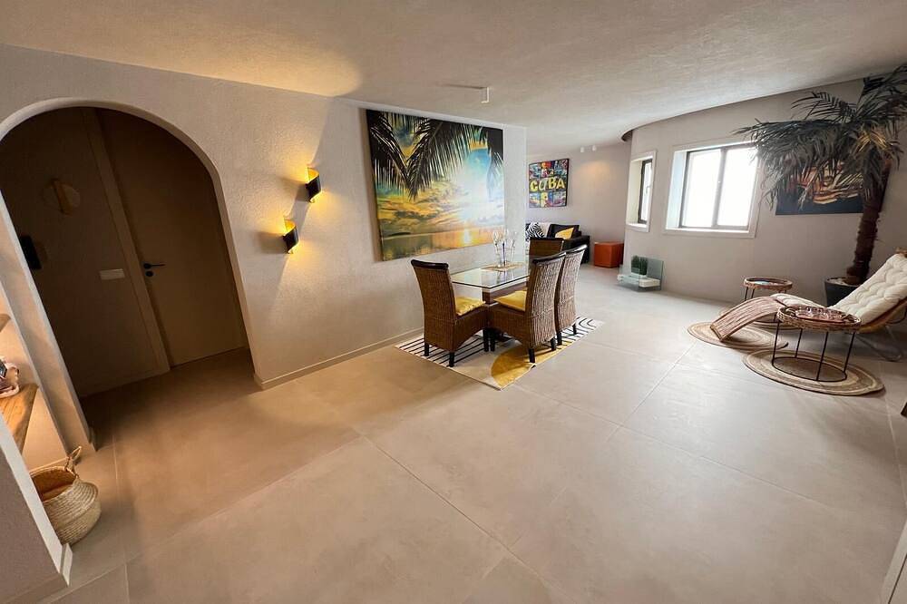 Ganze Wohnung, Charming 2-bedroom Apartment with Ac, Wifi 100 Meter from beach in Mindelo in Mindelo, Porto Distrikt