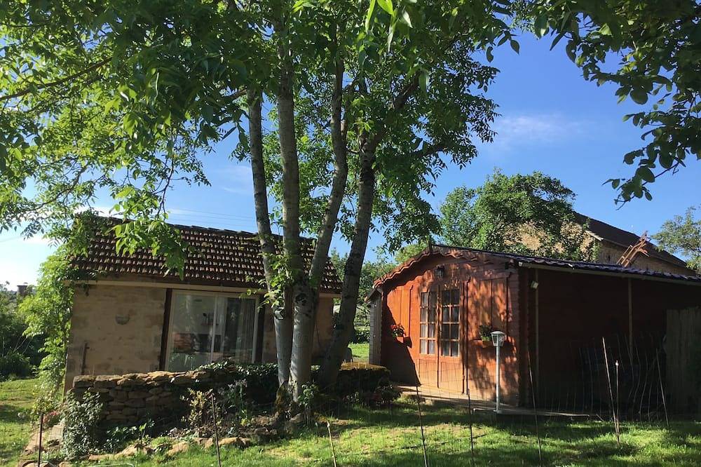 Location atypique,20km de Rocamadour 10 kom de Padiracet vue sur Castelnau. in Autoire, Lot